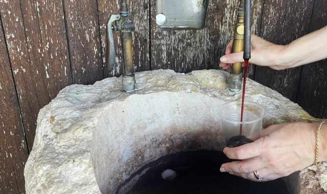 A Ortona una fontana offre vino gratis ogni giorno: Benvenuto ai pellegrini di passaggio